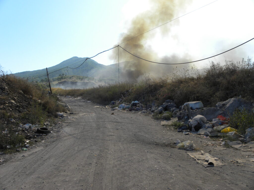 7 Discarica abusiva in fiamme via Catelluccio 1 - CAI Tutela Ambiente Montano Campania