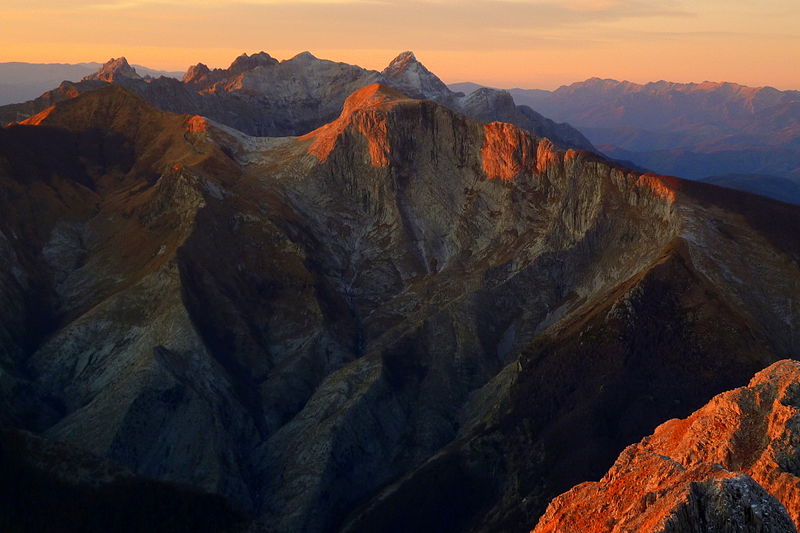 Veduta panoramica delle Alpi Apuane al tramonto